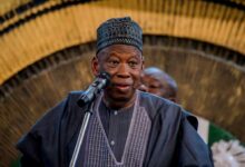 Kungiyoyin yaki da cin hanci da rashawa sun bukaci EFCC, ta kama Ganduje, a gurfanar da shi a gaban kuliya.