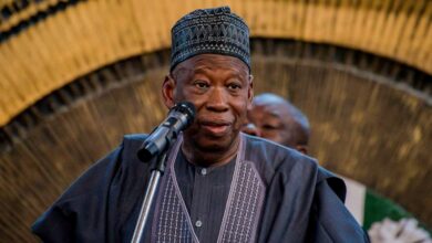 Kungiyoyin yaki da cin hanci da rashawa sun bukaci EFCC, ta kama Ganduje, a gurfanar da shi a gaban kuliya.