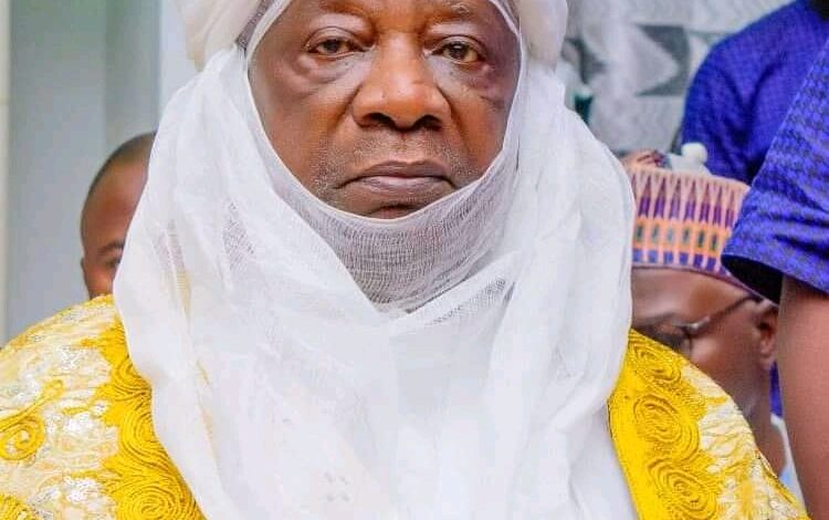 Sarkin Ilorin ya dakatar da wani basaraken gargajiya