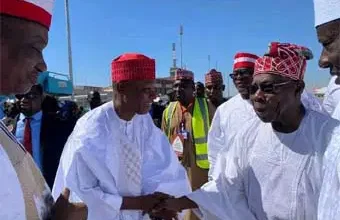 Obasanjo ya halarci daurin auren yar Kwankwaso sanye da jar hula