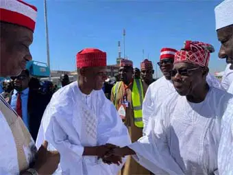 Obasanjo ya halarci daurin auren yar Kwankwaso sanye da jar hula